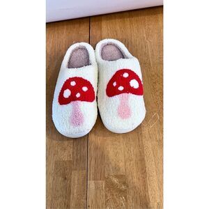MUSHROOM FUZZY FLEECE SLIPPERS WHITE/RED WOMENS SIZE 9